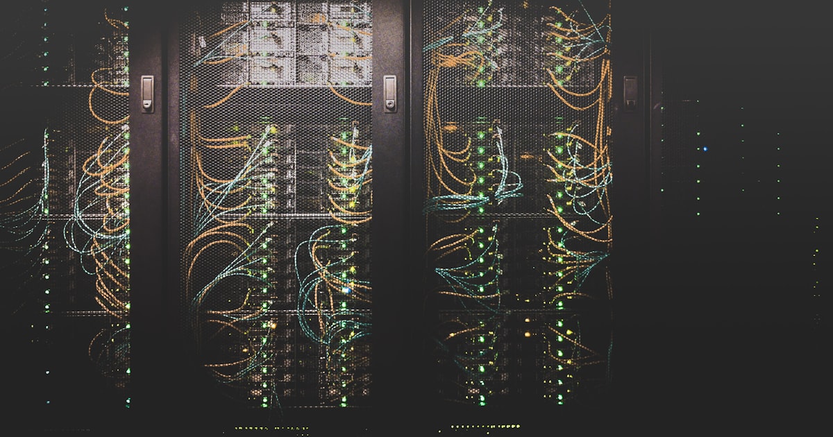 数据中心服务器机架上闪烁的网络指示灯
